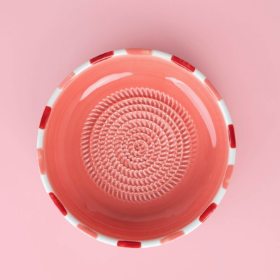 Tigela cerâmica coral com padrão espiral e borda decorada