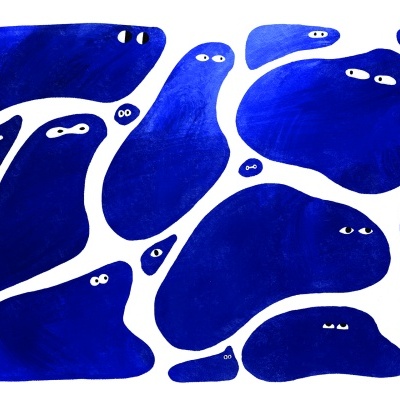 Formas abstratas azuis com olhos desenhados num fundo branco.