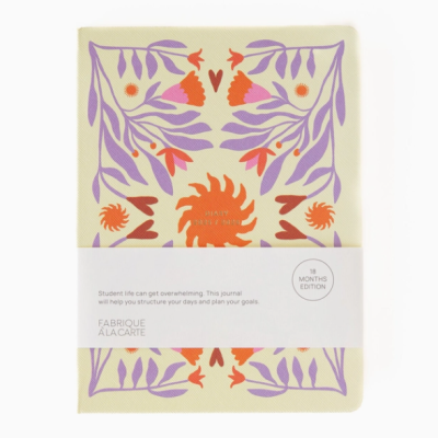 Caderno com capa estampada floral e faixa branca com texto em inglês