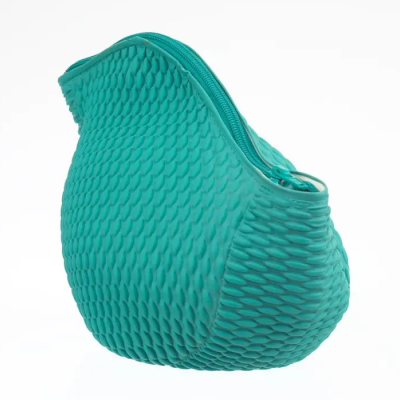 Bolsa turquesa texturada em fundo branco