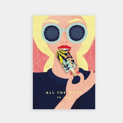 Ilustração de mulher com óculos a comer gelado colorido com padrão floral.