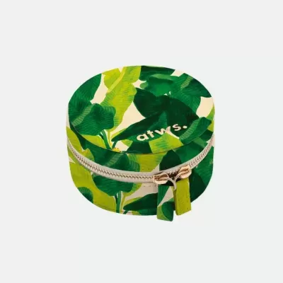 Caixa redonda pequena com padrão de folhas verdes e zíper dourado