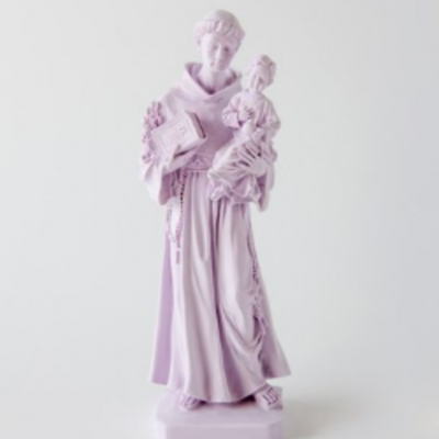 Estátua lilás claro de santo com criança em fundo branco