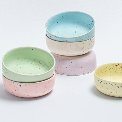 Conjunto de taças coloridas de cerâmica com padrão de pontos multicoloridos