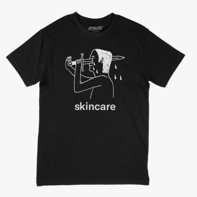 T-shirt preta com desenho branco e texto skincare