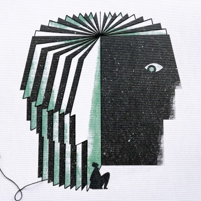 Ilustração abstrata de um perfil humano com elementos geométricos em preto e verde sobre fundo branco