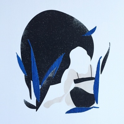 Ilustração de figura feminina com lingerie preta e elementos decorativos azuis e pretos