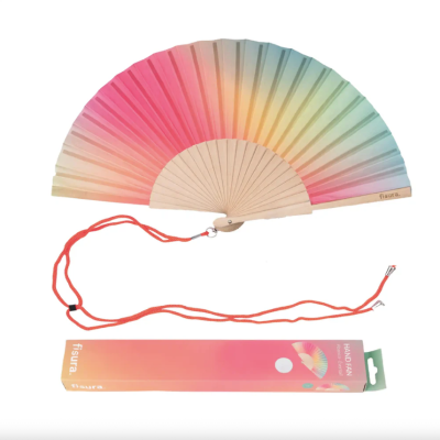 Leque de mão colorido em degradê com estrutura de madeira e cordão laranja, acompanhado da embalagem rosa