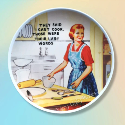 Prato decorativo com ilustração vintage de mulher a cozinhar e texto em inglês