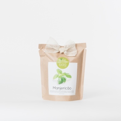 Pacote de papel com manjericão e laço branco