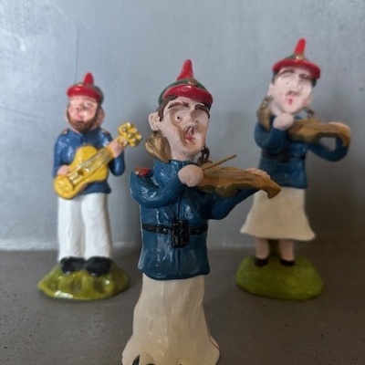 Estatuetas de cerâmica de músicos tradicionais com instrumentos e chapéus vermelhos