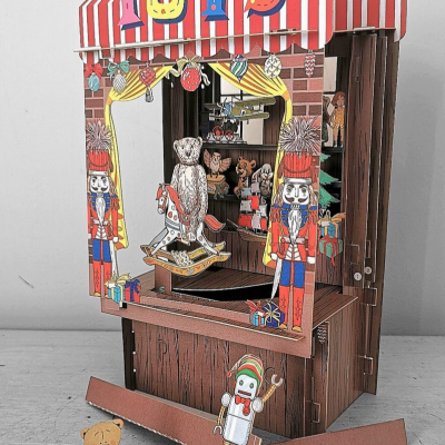 Expositor de brinquedos em papel com letras TOYS e ilustrações coloridas