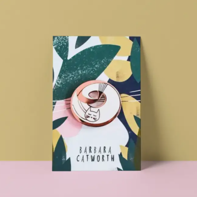 Broche de gato enrolado em metal com cartão colorido de fundo