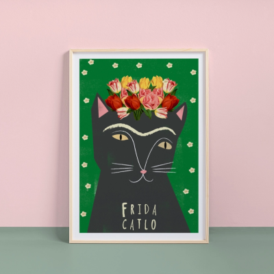 Poster de gato preto com flores coloridas na cabeça e texto FRIDA CATLO num fundo verde