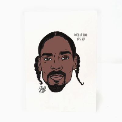 Ilustração de rosto masculino com tranças, barba e texto DROP IT LIKE ITS HOT em cartaz branco
