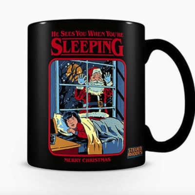 Caneca preta com ilustração de Pai Natal espreitando uma criança a dormir e texto em inglês.
