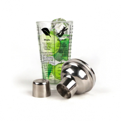 Copo de vidro com receitas e gelo e misturador metálico prateado