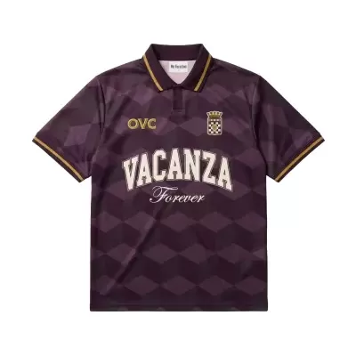 Polo roxo com padrão geométrico e texto branco VACANZA Forever