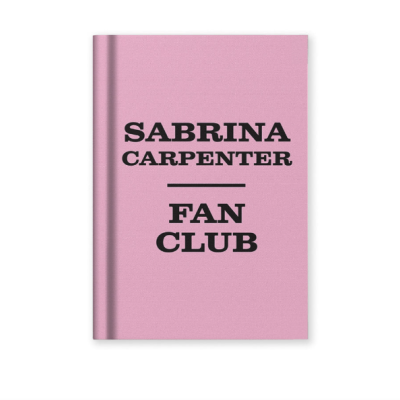 Livro de capa dura rosa com texto preto SABRINA CARPENTER FAN CLUB