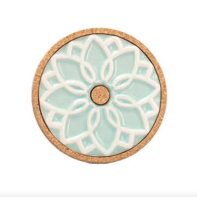 Prato redondo decorativo azul claro, branco e cortiça com padrão floral