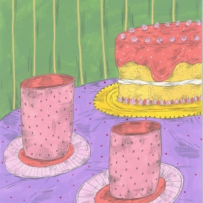 Bolo amarelo com cobertura rosa e dois copos cor-de-rosa sobre toalha roxa pontilhada