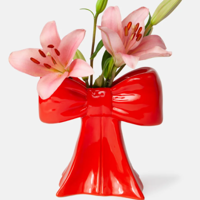 Jarro vermelho em forma de laço com flores rosas