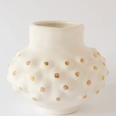 Vaso decorativo em cerâmica branca com textura e detalhes dourados