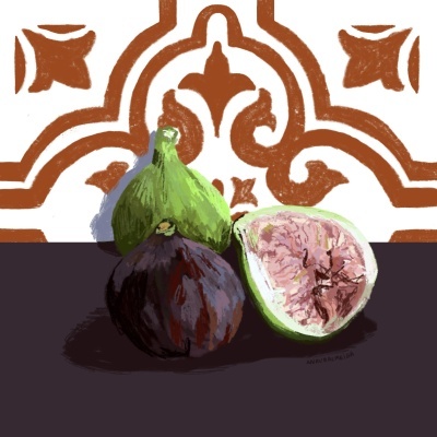 Três figos, dois inteiros e um cortado ao meio, sobre superfície escura e padrão decorativo castanho ao fundo.