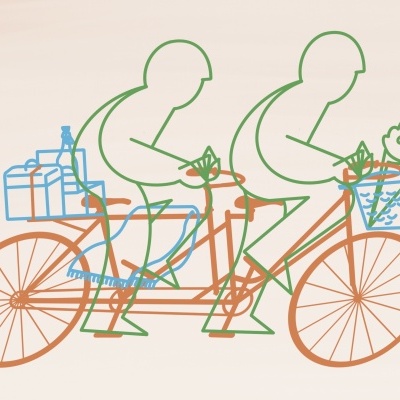 Ilustração de duas pessoas numa bicicleta tandem com cestos e flores.