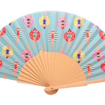 Leque azul celeste com padrão de pessoas em fatos de banho e bóias coloridas