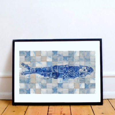 Quadro com imagem de peixe azul em mosaico, apoiado num chão de madeira