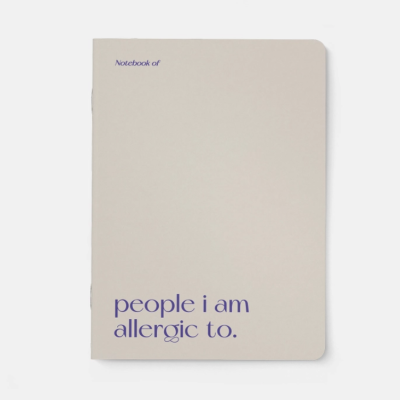 Caderno cinzento claro com texto azul e cantos arredondados