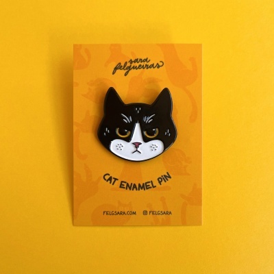 Pin esmaltado de cabeça de gato preto e branco em cartão laranja
