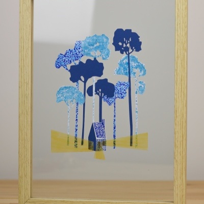 quadro de madeira com ilustração de árvores e casa azul