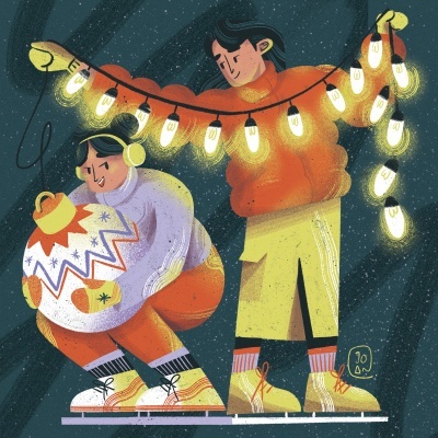 Duas pessoas com roupas de inverno seguram ornamento natalino e guirlanda de luzes acesas