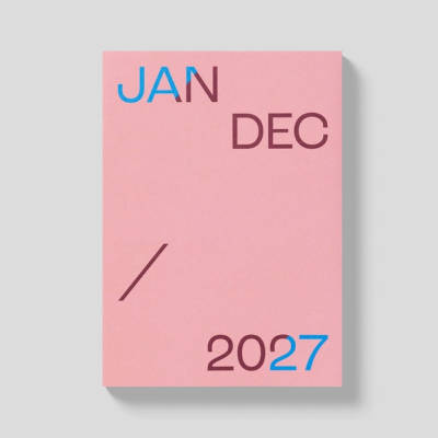 Calendário rosa 2027 com letras azul e castanho