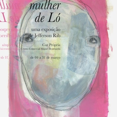 Cartaz exposição artística 'a mulher de Ló' com rosto abstrato em tons azuis sobre fundo rosa