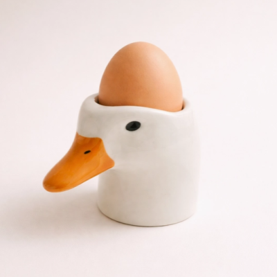 Suporte para ovo de cerâmica em forma de cabeça de pato com ovo castanho