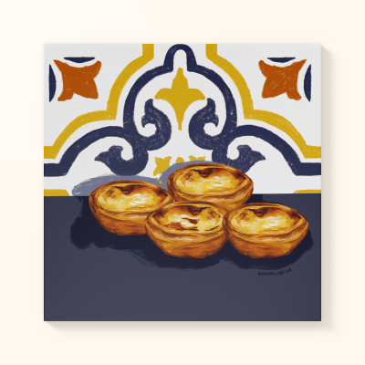 Quadro pintado à mão com quatro pastéis de nata sobre superfície azul e fundo branco com padrão de azulejo.