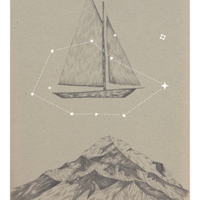 Desenho a lápis de veleiro sobre montanha com estrelas e linhas pontilhadas num fundo bege.