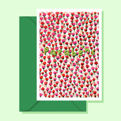 Cartão floral com texto Parabéns e envelope verde