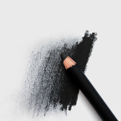 Lápis preto para desenho com riscado negro