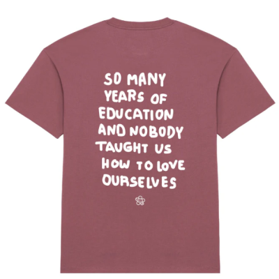 T-shirt rosa velho com texto branco nas costas sobre amor próprio