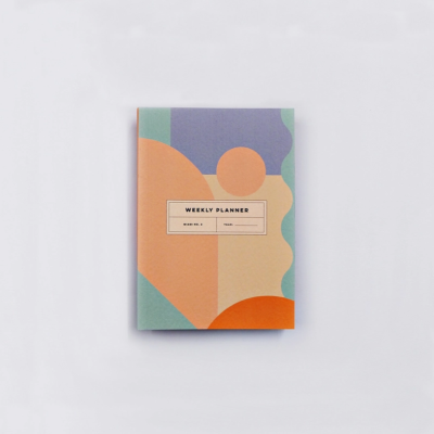 Caderno semanal colorido com padrão geométrico e etiqueta central