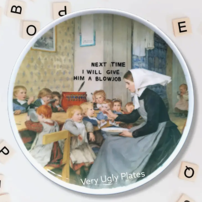 Prato decorativo com pintura clássica de mulher a alimentar crianças e texto engraçado em inglês
