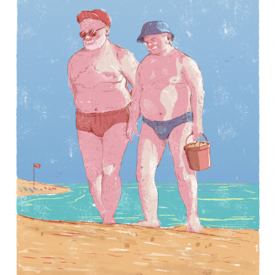 Dois homens na praia com fatos de banho, chapéus e balde junto ao mar