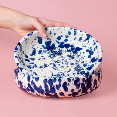 Conjunto de duas taças cerâmicas brancas com manchas azuis em fundo rosa