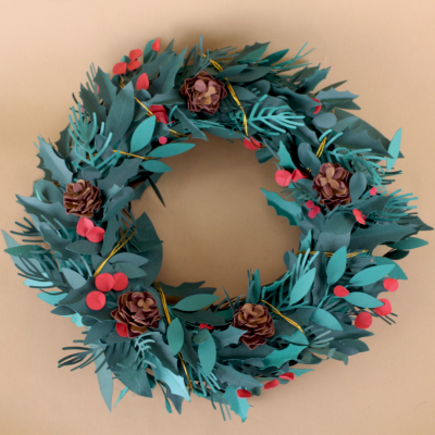 Guirlanda decorativa com folhas verdes, bagas vermelhas e pinhas