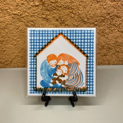 Azulejo decorativo com ilustração colorida de família dentro de uma casa