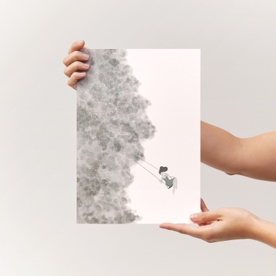 Cartaz com ilustração minimalista de criança a balançar numa árvore cinzenta